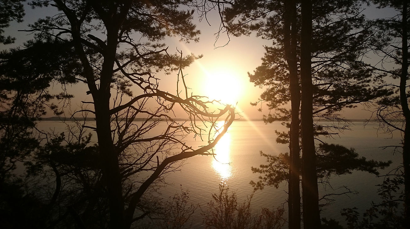 Blick aufs Wasser mit Sonnenuntergang