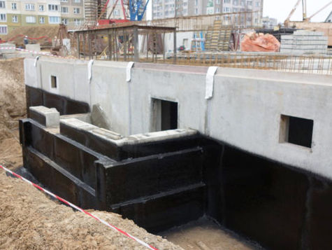 Сухарево: выполняются работы по гидроизоляции цокольного этажа дома