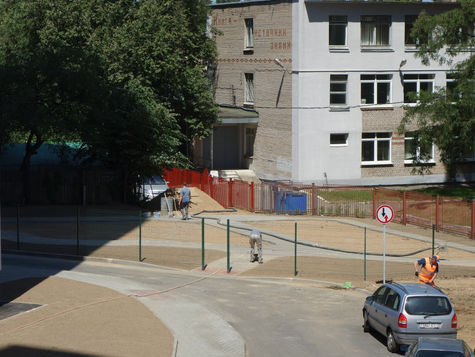 Степянка: ведутся работы по бетонированию основания детской площадки дома № 10в