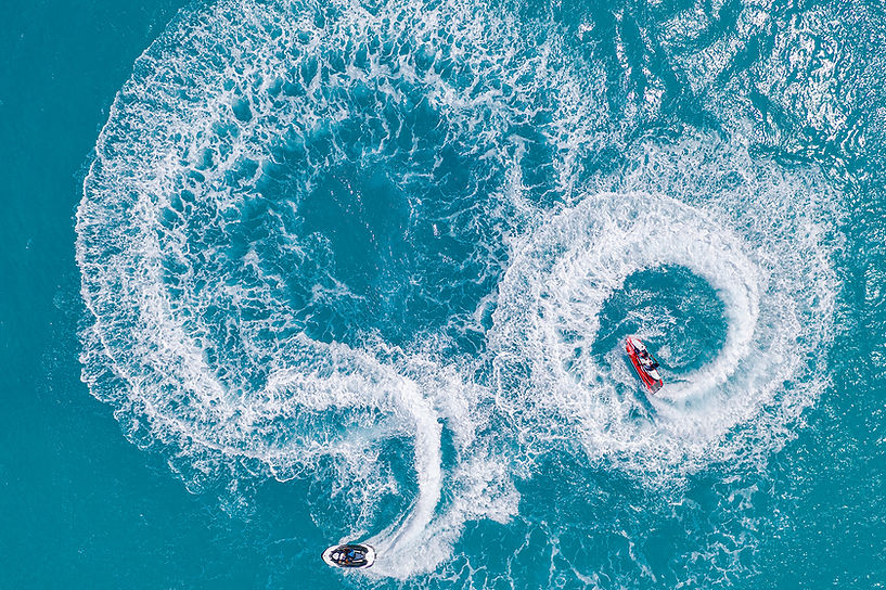 vecteezy_people-are-playing-a-jet-ski-in-the-sea-aerial-view-top_3723226.jpg