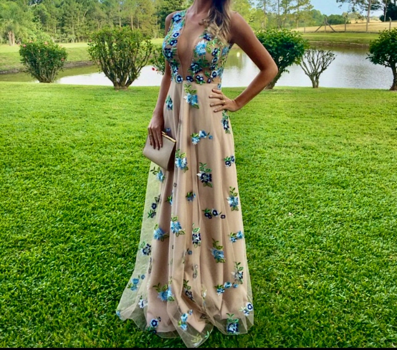 Vestido de festa longo nude com bordado Atelie casa tres