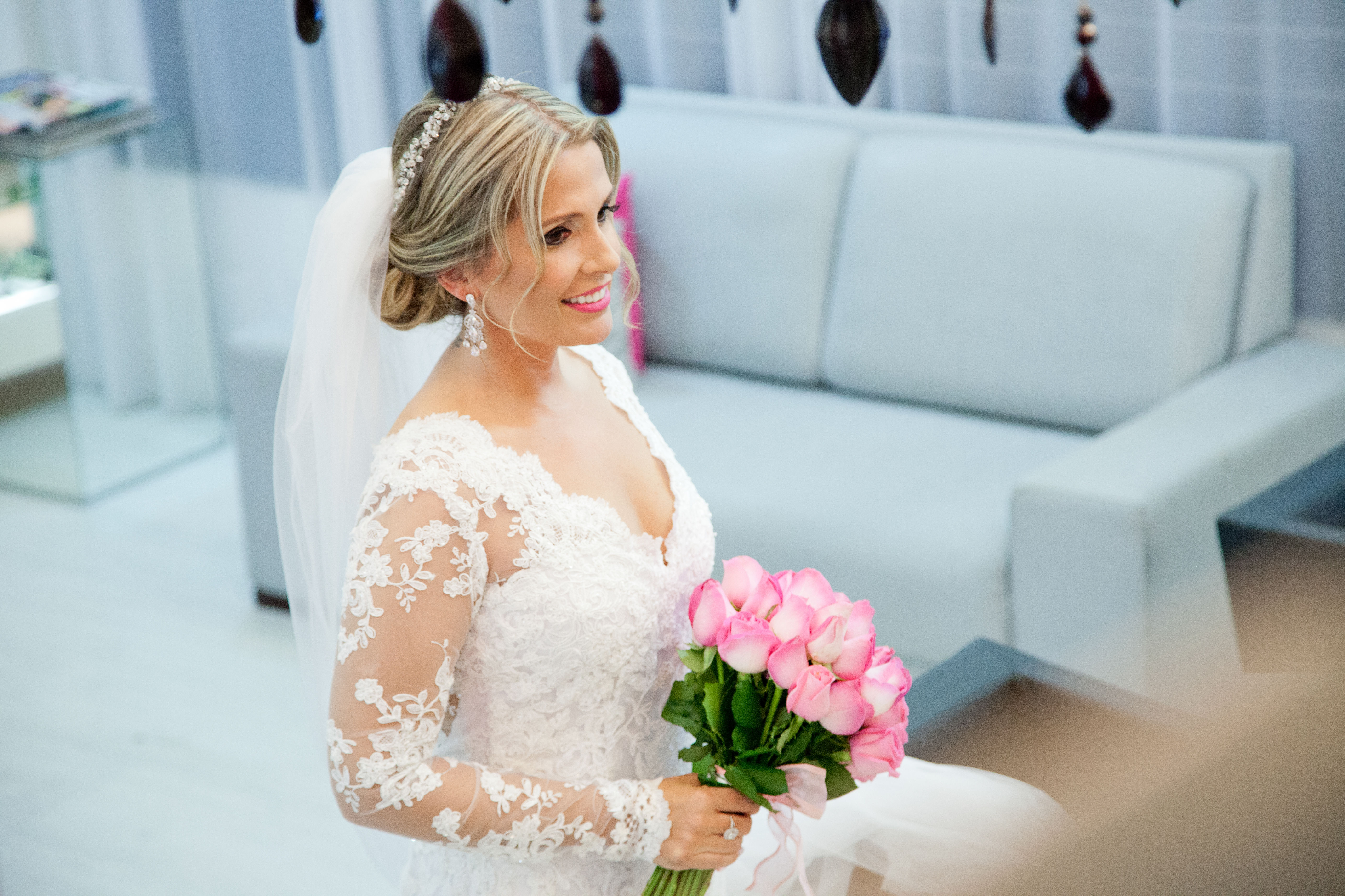 Vestido semi sereia em renda com decotes costas