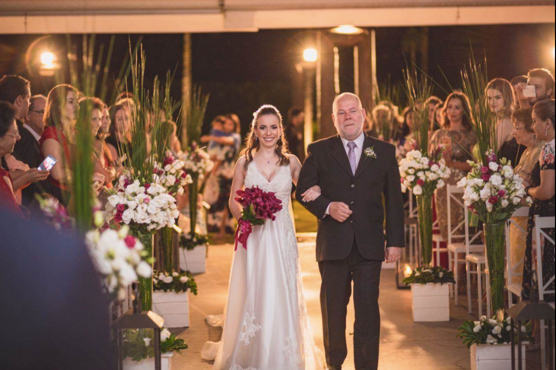 Vestido de noiva em renda Chantilly Yolan Cris + mantilha