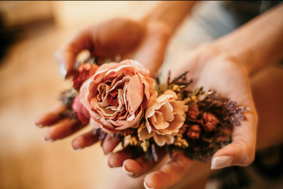 Acessório de cabelo de flores Raquel Leite Palladino