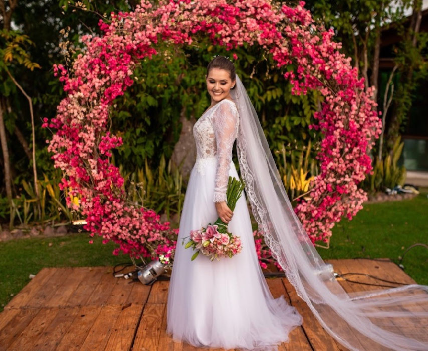 Vestido de noiva em renda francesa Lucia Spessato