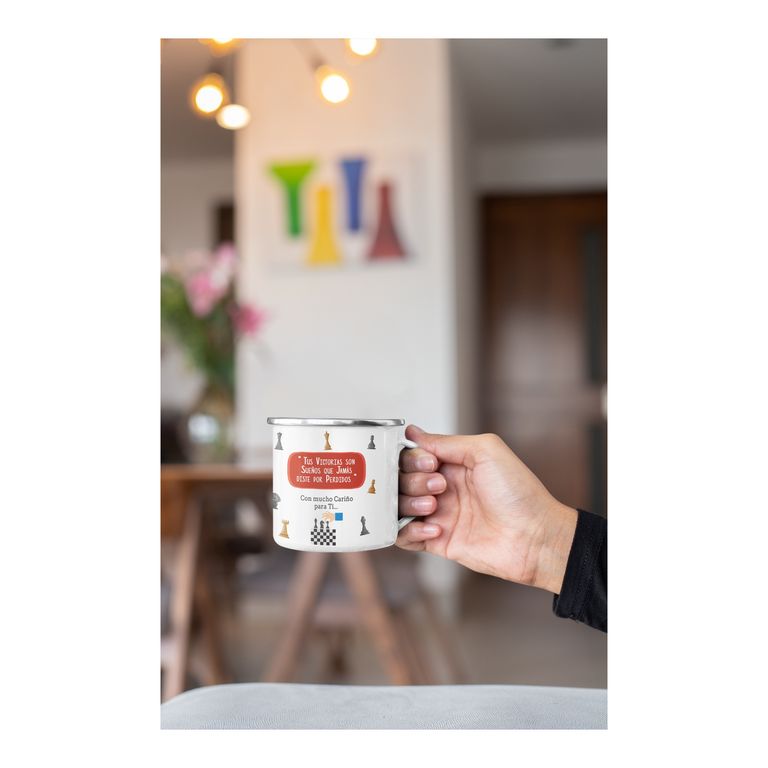 Taza Enlozada Día del Ajedrez - Estrategias y Reyes