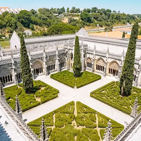 Mosteiro da Batalha perde seis ciprestes nos claustros