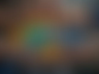 Team di colleghi riuniti intorno a un tavolo che collaborano in modo armonico, simbolo di allineamento e fiducia nel gruppo.