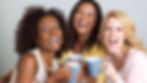 Frauen aus verschiedenen Kulturen trinken Kaffee
