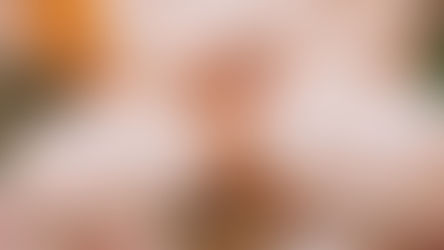 Frau meditiert mit Klangschale – Sakralchakra Aktivierung im Unterbauchbereich