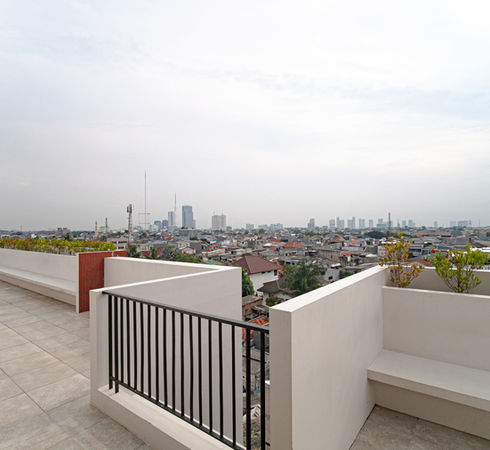 Kost eksklusif di jakarta barat dengan rooftop lounge yang rindang
