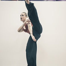 Femme projetant un puissant coup de pied très haut devant elle Front Kick et poussant un cri de rage. Deviens Femme confiante, combative, puissante, ancrée et souveraine de ton propre corps grâce à la Danse, aux Arts Martiaux et à l'Energie de ton Souffle, de ta Voix.