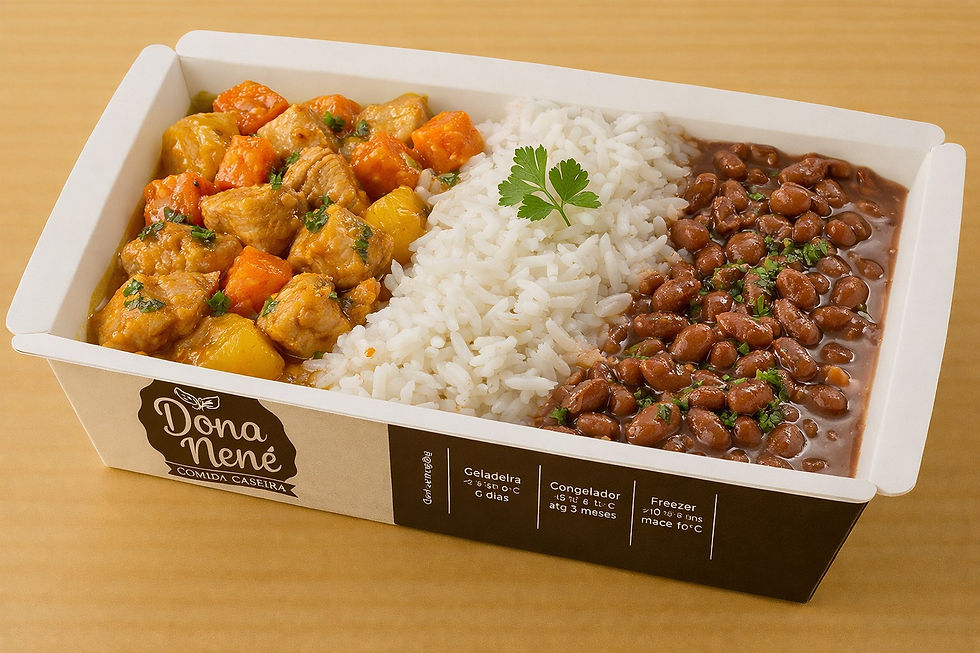 Close-up de marmita congelada com legumes e arroz integral
