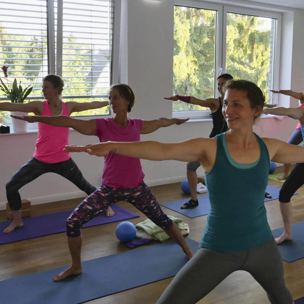 Im Vinyasa Yoga wird der Krieger II häufig in moderne Yoga Flows integriert
