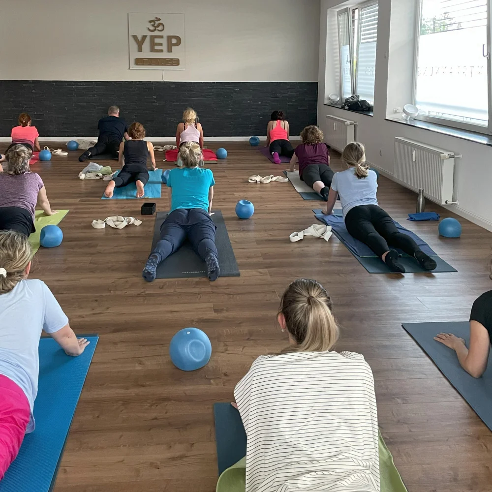 Yoga Asanas werden angeleitet und praktiziert
