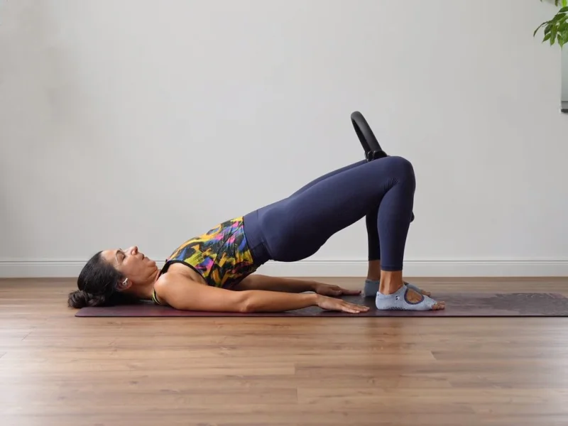 Pilates Übungen mit dem Pilates Ring zur Kräftigung der Muskulatur