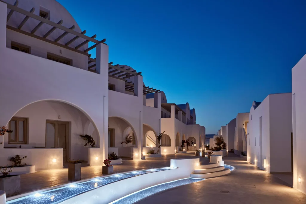 Costa Grand Hotel - Yoga Retreat auf Santorini mit Yulia