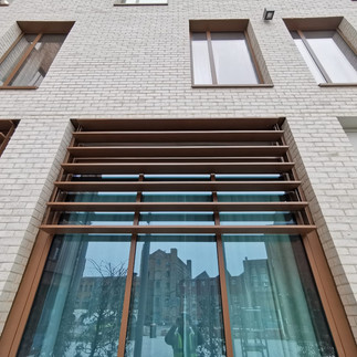 solar shading, brise soleil, facade, canopy, screens, rectangular fins, PPC, powder coated, bronze, horizontal blind, horizontal fin, fixed to curtain walling, projecting solar shading