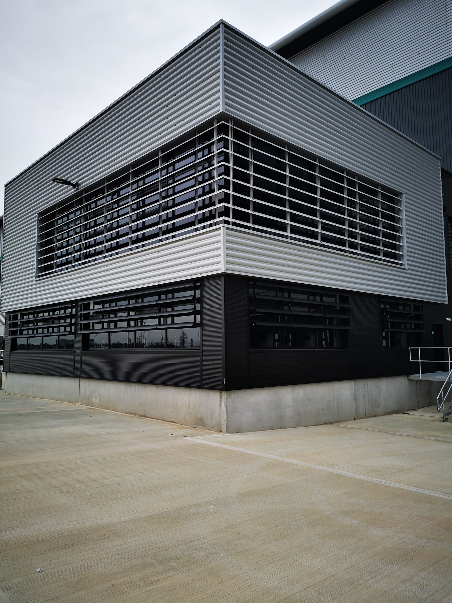 Solar Shading, Brise Soleil, Aerofil Fin, Horizontal fin, Horizontal blind, Louvre screen, fixed to curtain walling