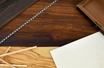 Assortiment de bois, filets en bois et placage permettant une personnalisation maximale du produit