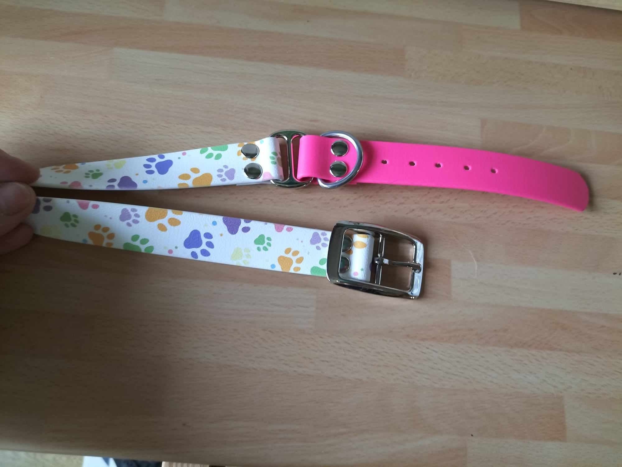 Collier chien en Biothane 41 à 47 cm impression pattes / adaptateur rose