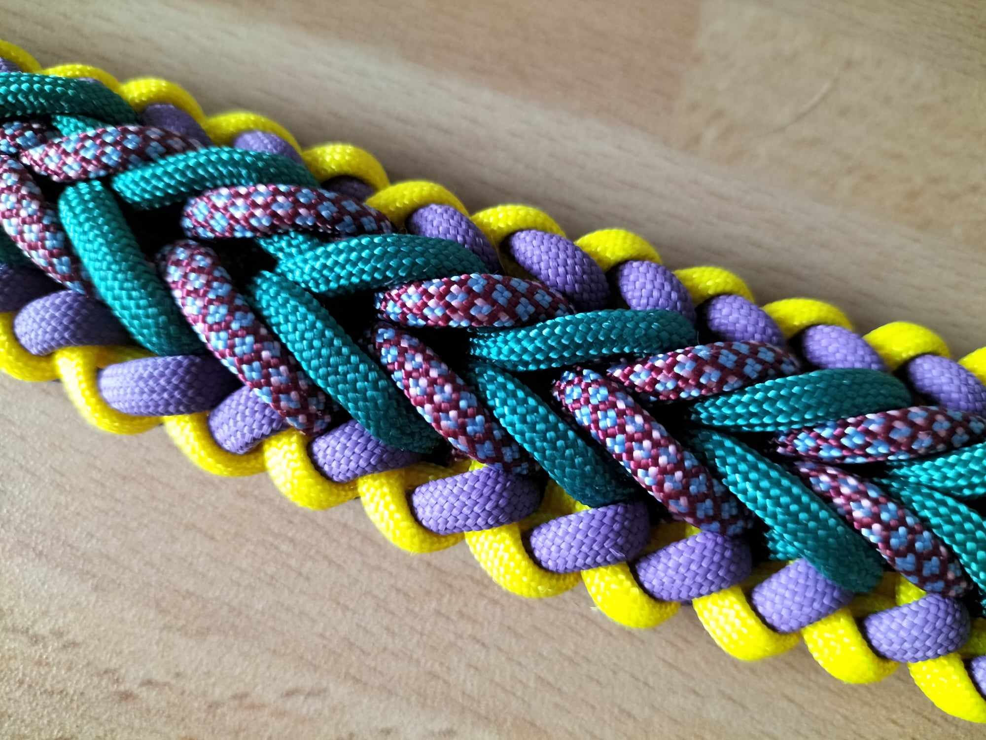 Collier tressé en paracorde 45 à 49 cm / adaptateur BioThane vert