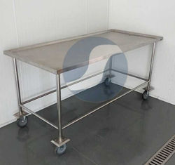 Mesa em aço inox com rodízios