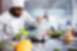 chef-preto-adicionando-ervas-frescas-para-completar-um-prato-gourmet-em-uma-cozinha.jpg