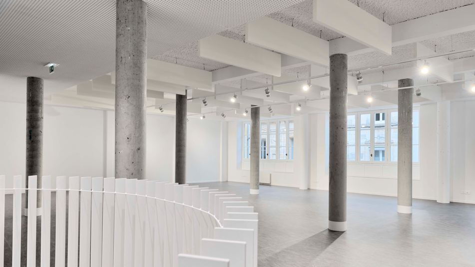 Ancienne prison de la ville transformé en espace de médiathèque avec une approche bas carbone et une rénovation énergétique.