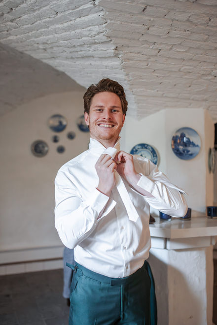 Trouwfoto's aankleden bruidegom en details