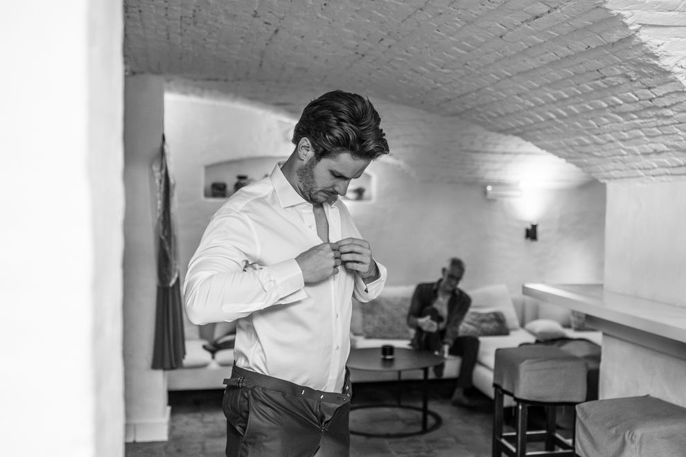 Trouwfoto's aankleden bruidegom en details