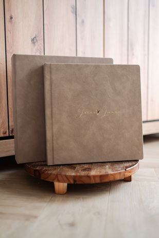 Trouwfotograaf met trouwalbum