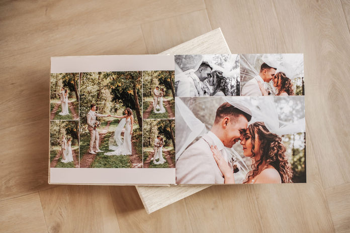 Trouwfotograaf met trouwalbum