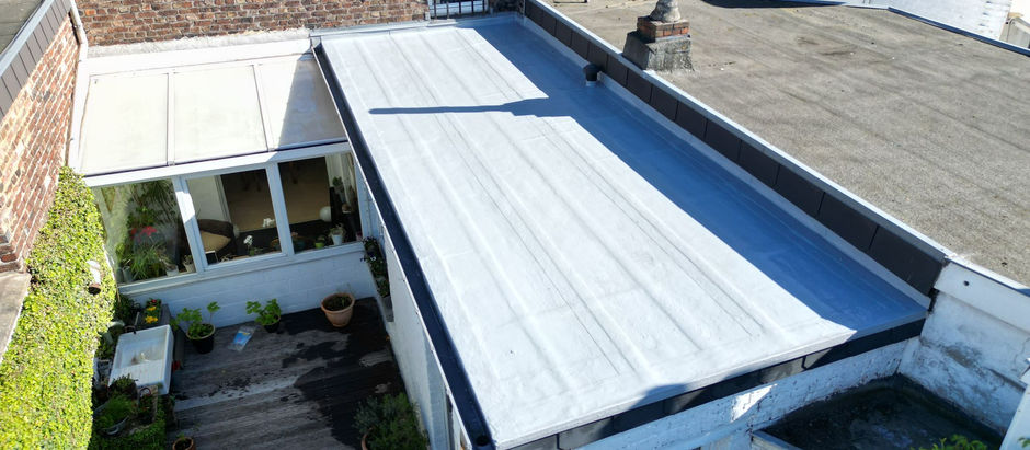 Chantier terminé à Saint-Nicolas : renovation d’une toiture plate (roofing) avec résine élastomère armée UV-Reflect