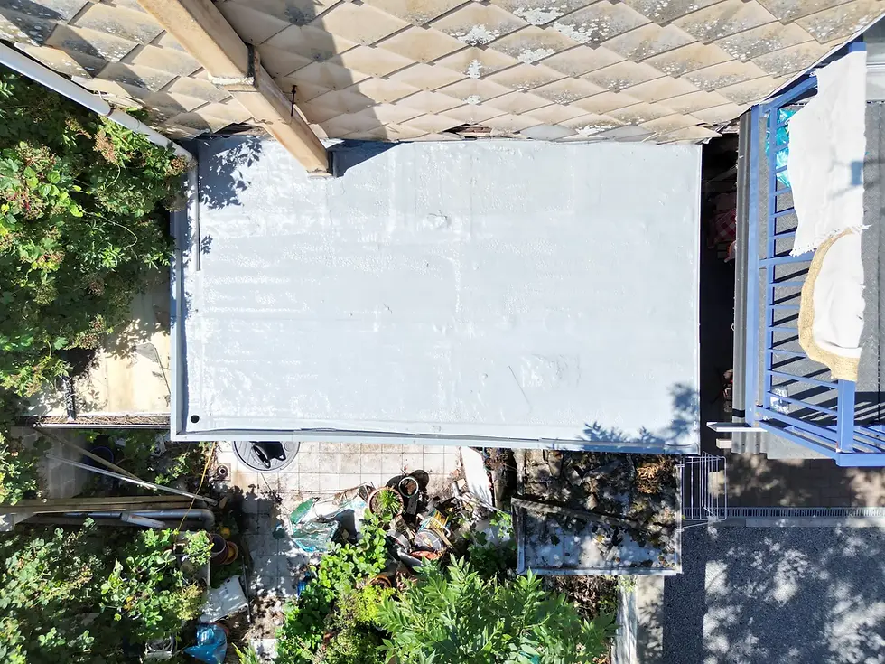 Vue aérienne d'une toiture plate rénovée avec résine élastomère à Grivegnée par RévoRoof