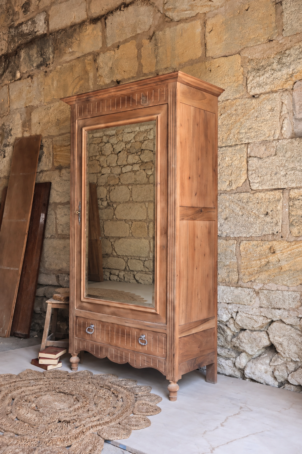 Bonnetière ancienne en noyer avec miroir biseauté