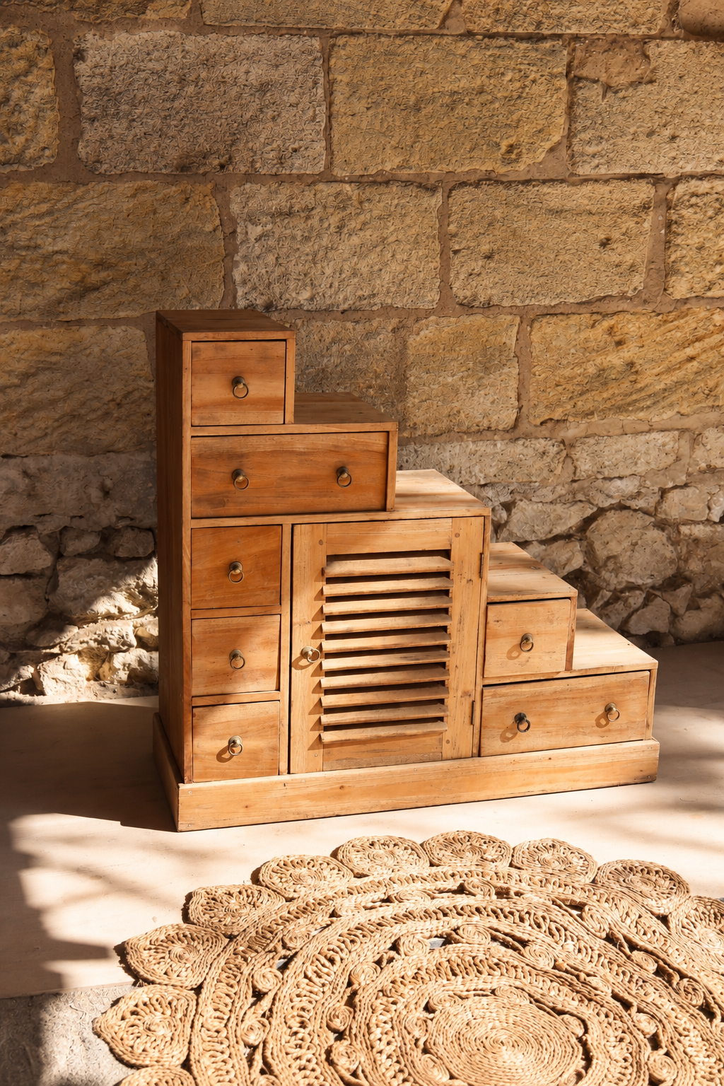 Meuble escalier ancien en bois exotique – Inspiration Kaidan-tansu