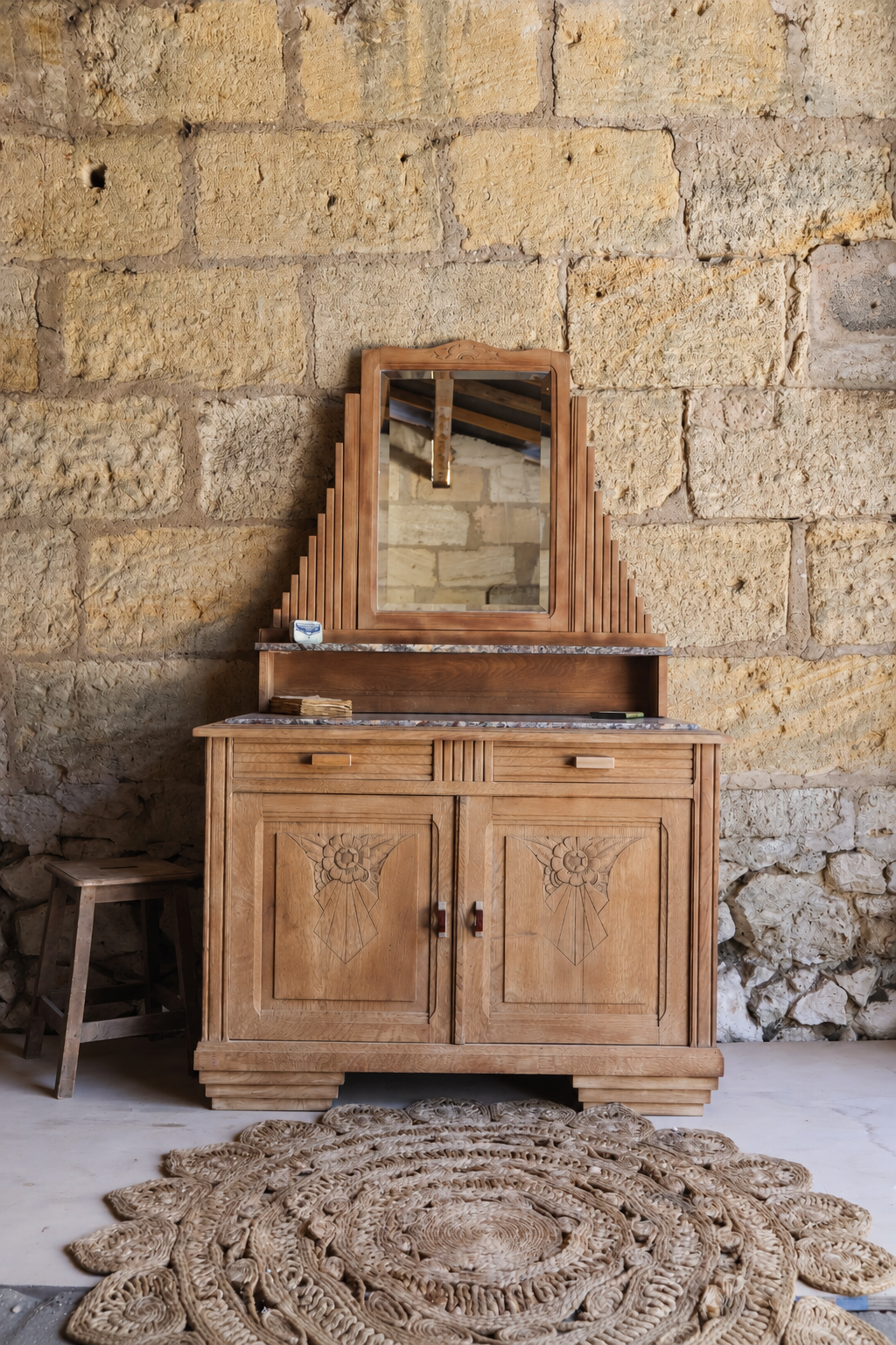 Buffet Art Déco en chêne avec miroir biseauté et marbre violet – années 1925-193
