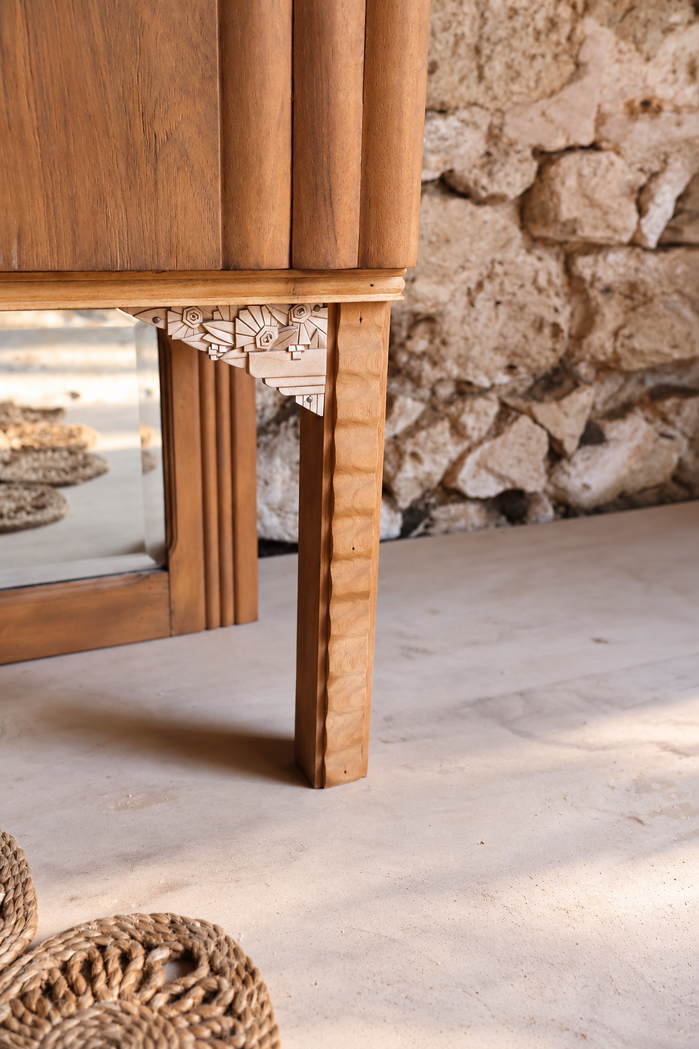 Miniature : Buffet-vitrine Art Déco en noyer • Décors sculptés • Laiton