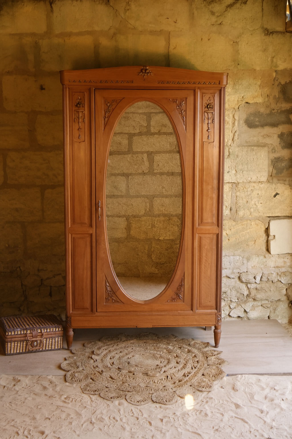 Grande armoire ancienne avec miroir ovale