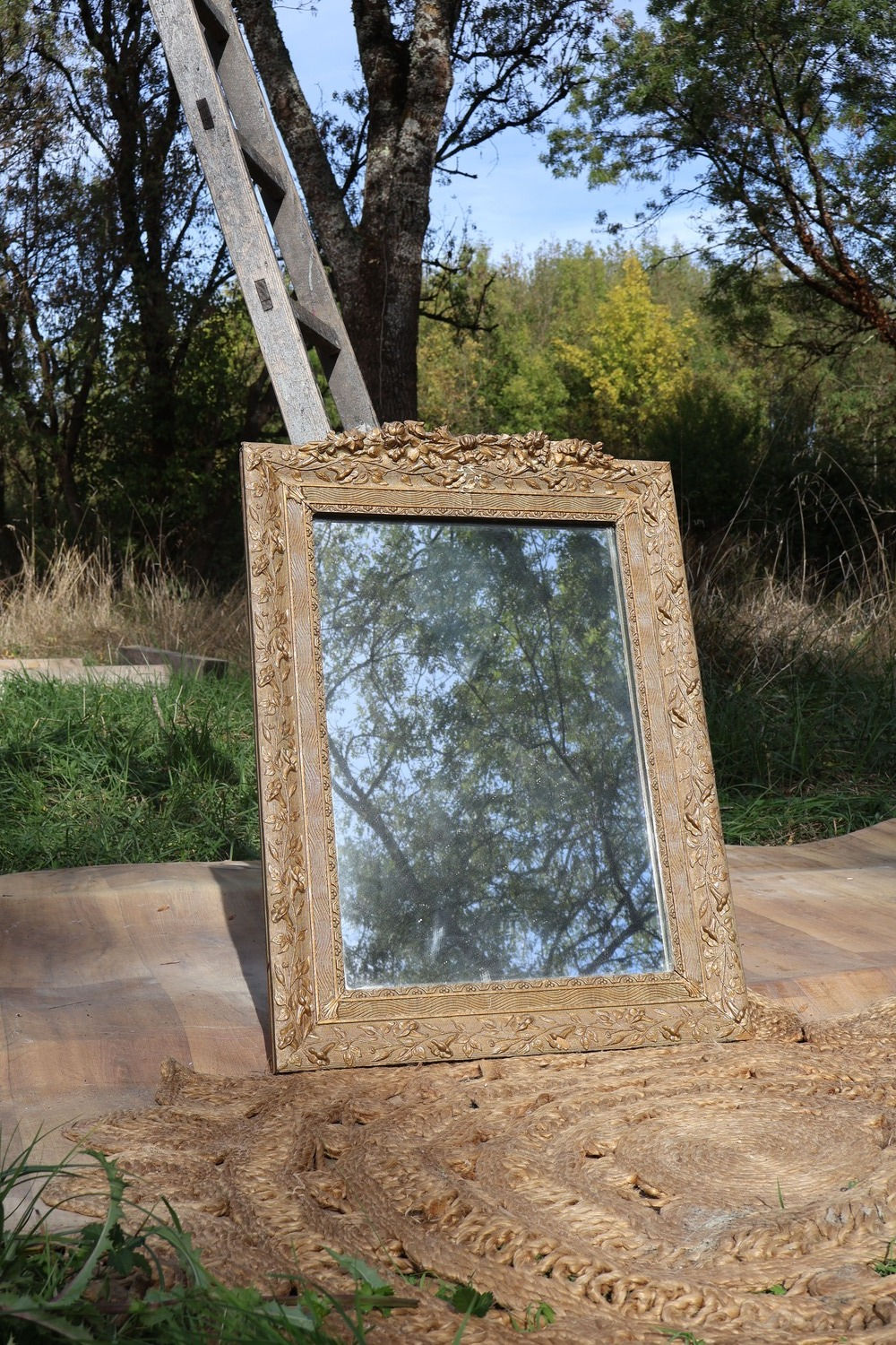 Miroir ancien doré motifs grandes fleurs