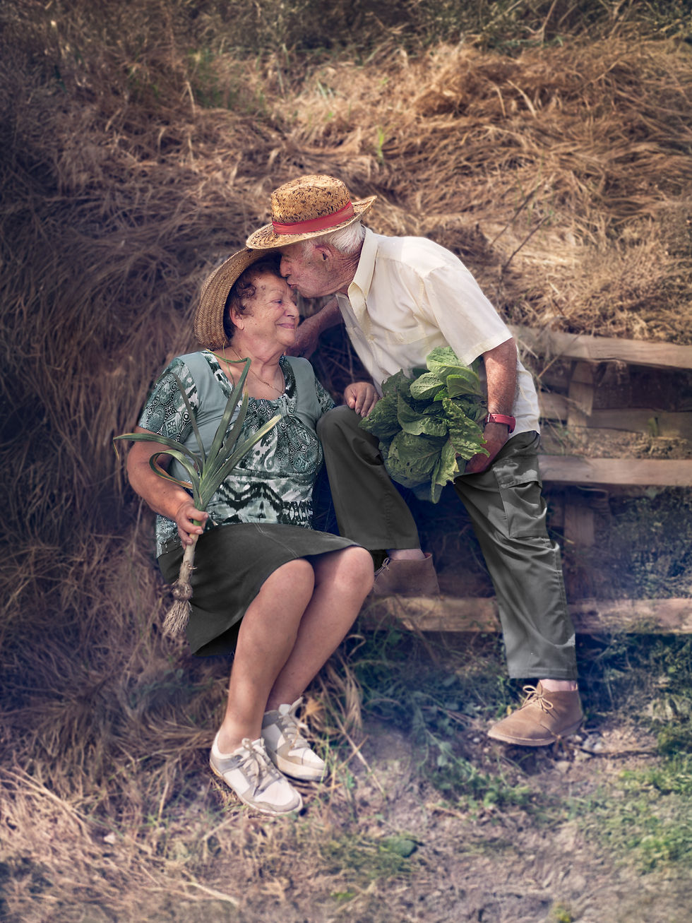 abuelo le da un beso en la frente de su esposa