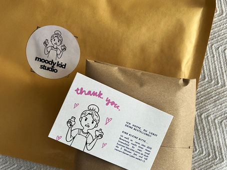 Logo eines Etsyshops mit Paket und Stickern