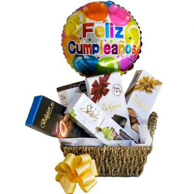 Canasta con dulces y moño