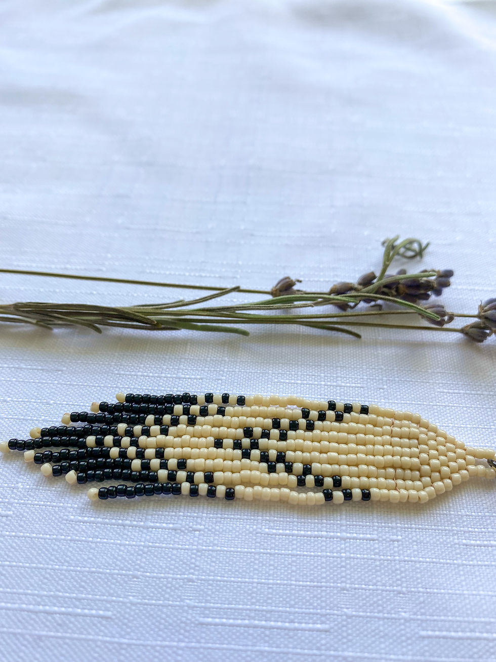 Miniature : Boucles d'oreilles à franges perlées crème et noires