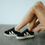 Miniatura: Zapatillas negras con rayas decorativas