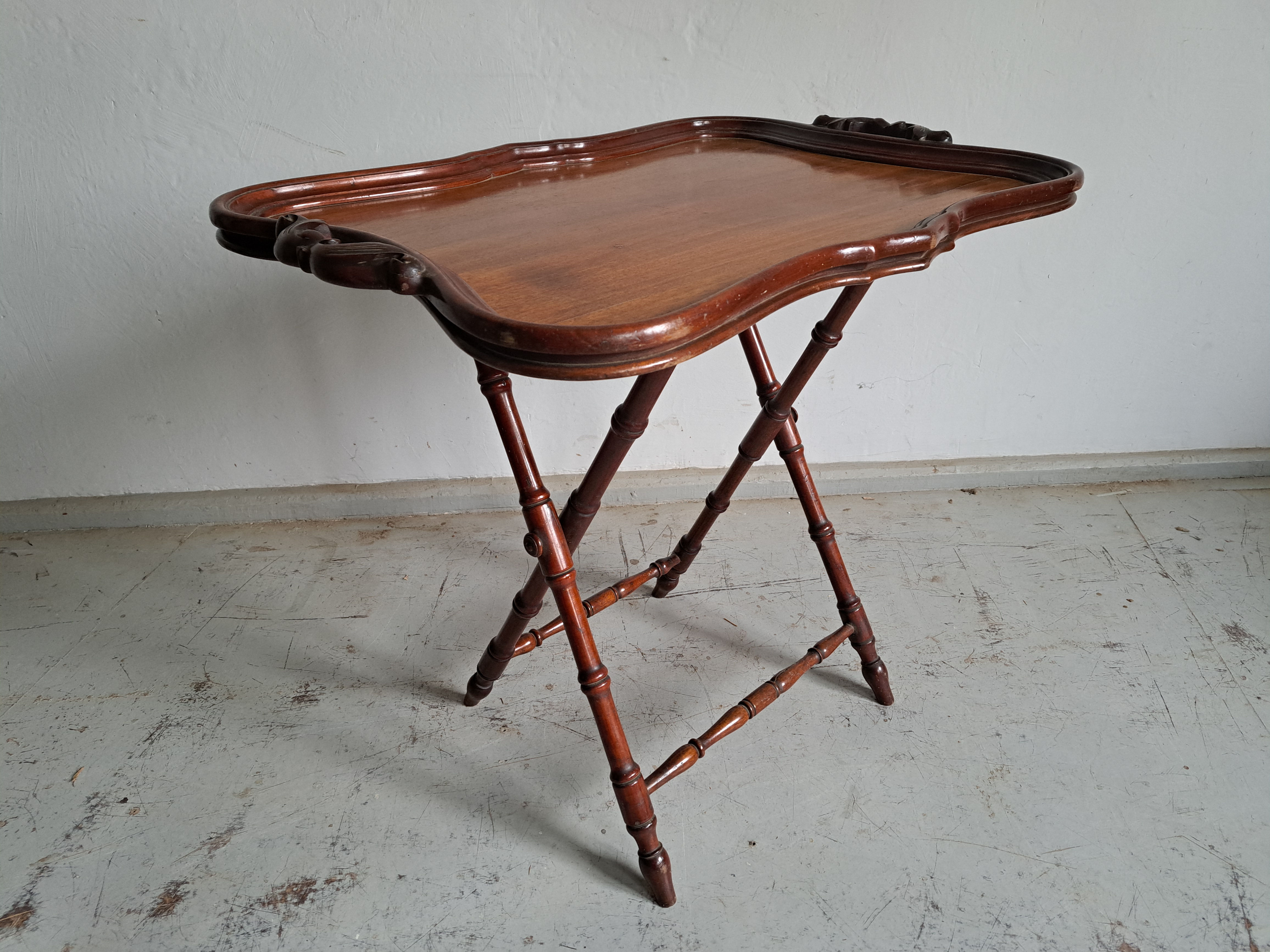 Taca  na  stojaku do serwowania  potraw i  kawy .