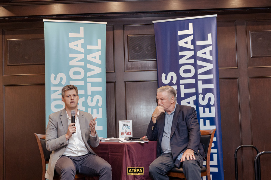 Michael Sheldrick in Conversation with Alec Baldwin – East Hampton Library, NY, photo 39 — Atèpá Media