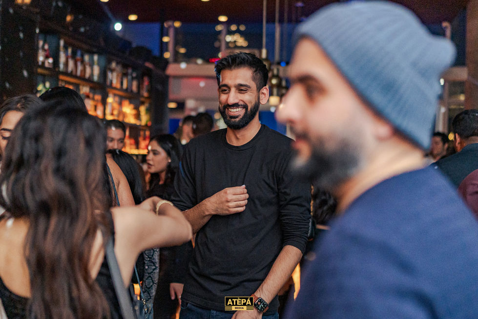 a man wearing a black shirt that says ' atepa ' on it