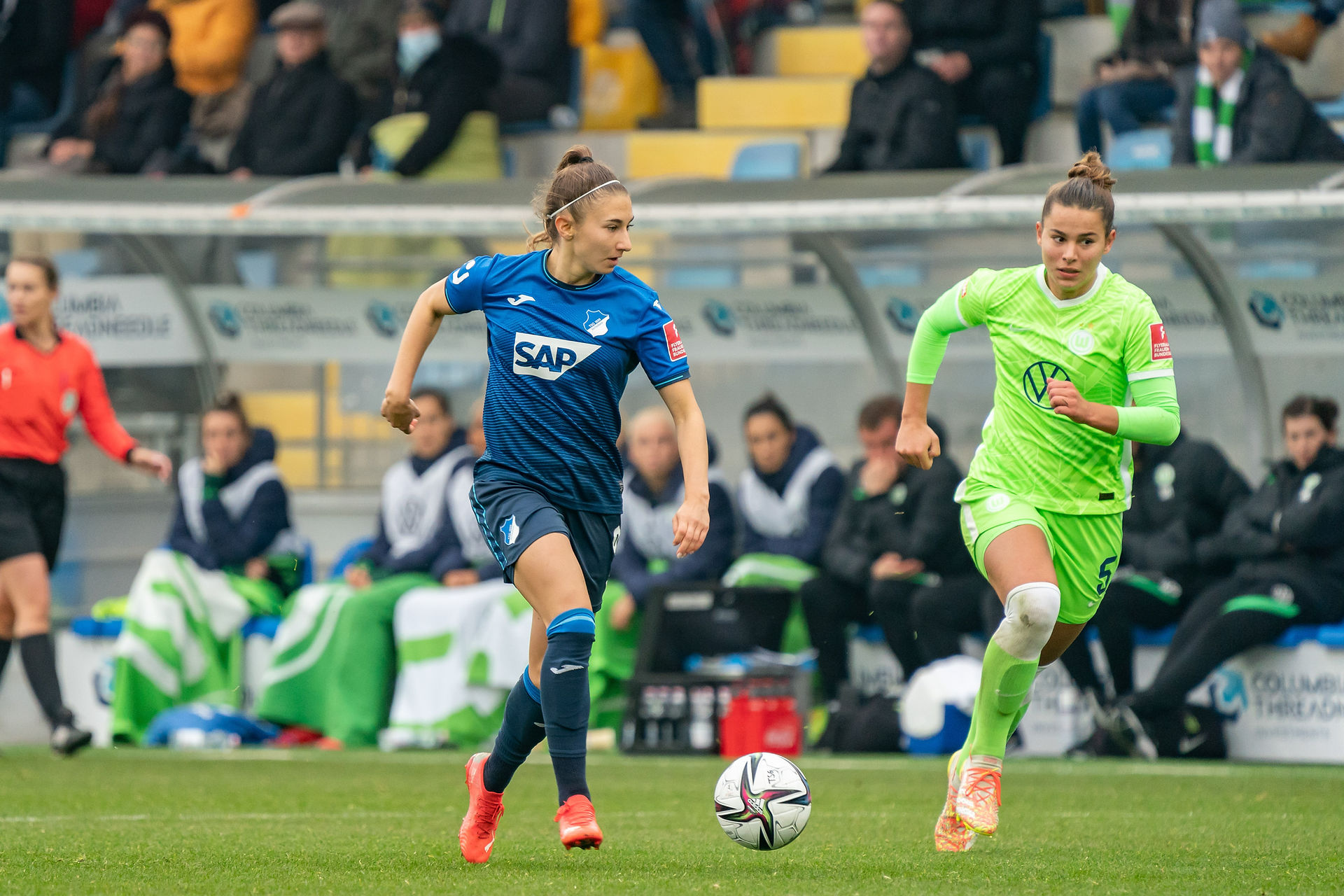 Frauen Fußball in Aktion mit Ball am Fuß